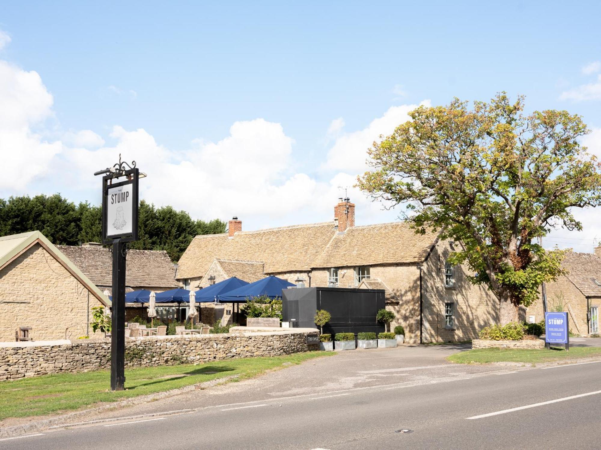 The Stump Hotel Cirencester Bagian luar foto